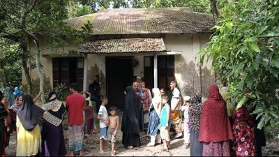 ঘটনাস্থলে স্থানীয়দের ভিড়