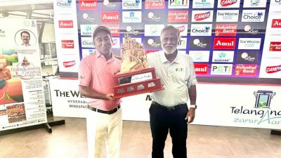 শিরোপা হাতে বাংলাদেশের গলফার জামাল হোসেন/বাংলা ট্রিবিউন