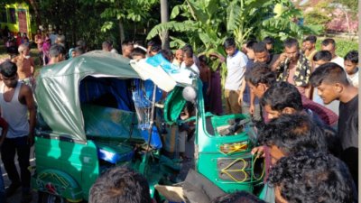 ঘটনাস্থলে স্থানীয়রা