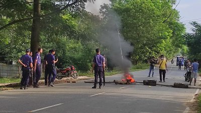 সড়কে গাছ কেটে ফেলে ও টায়ার জ্বালিয়ে সড়ক অবরোধ করা হয়েছে