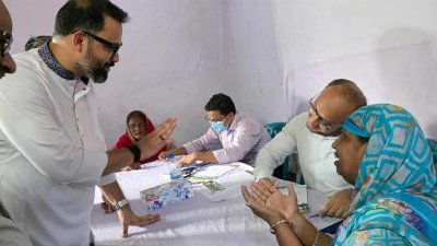 চিকিৎসা নিতে আসা এক নারীর সঙ্গে কথা বলছেন আমিনুল হক