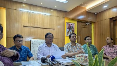 সংবাদ সম্মেলনে দুর্গোৎসবের সার্বিক বিষয় নিয়ে কথা বলছেন জগন্নাথ হলের প্রাধ্যক্ষ দেবাশীষ পাল/বাংলা ট্রিবিউন