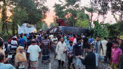 রাজশাহীতে বাস ও ট্রাকের সংঘর্ষে রাজশাহী কলেজের এক শিক্ষার্থী নিহত হয়েছেন