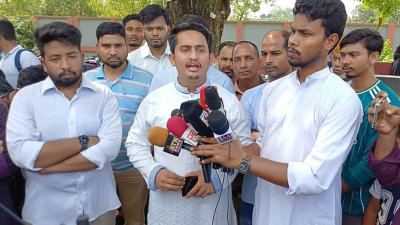 পঞ্চগড়ে এক অনুষ্ঠানে গিয়ে সাংবাদিকদের সঙ্গে কথা বলেন সারজিস আলম