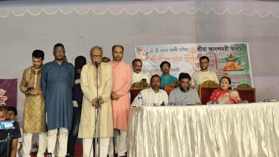 রমনা কালি মন্দিরে দুর্গাপূজা পরিদর্শন শেষে  বক্তব্য রাখছেন রুহুল কবির রিজভী