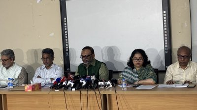 সংবাদ সন্মেলনে লিখিত বক্তব্য পাঠ করছেন ঢাবি উপাচার্য অধ্যাপক ড. নিয়াজ আহমদ খান/বাংলা ট্রিবিউন