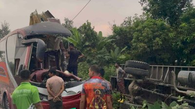 সৌদিয়া পরিবহনের একটি এসি বাস কাভার্ডভ্যানকে ধাক্কা দেয়