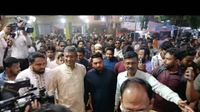 রাজধানীর ঢাকেশ্বরী মন্দিরে নাহিদ ইসলাম