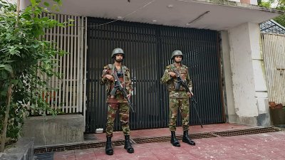 হাজী সেলিমের বাড়িতে যৌথবাহিনীর অভিযান চলছে