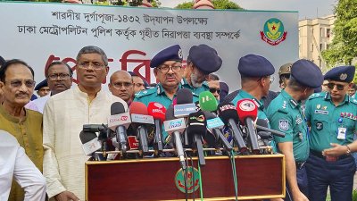কথা বলছেন ডিএমপি কমিশনার শেখ মো. সাজ্জাত আলী