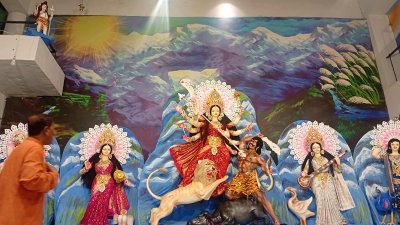 ঢাকেশ্বরী মন্দিরে দেবী দুর্গার প্রতিমা