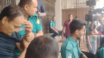পুলিশ সদস্যদের সহযোগিতায় হাজতখানায় যাচ্ছেন বাংলাদেশী বংশোদ্ভূত মার্কিন নাগরিক এনায়েত করিম চৌধুরী/বাংলা ট্রিবিউন