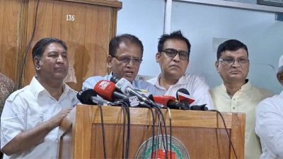 সাংবাদিকদের সঙ্গে কথা বলেছেন রেজাউল ইসলাম ভূঁইয়া