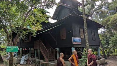 কক্সবাজারের রামু উপজেলার বৌদ্ধবিহার থেকে এক ভিক্ষুর ঝুলন্ত লাশ উদ্ধার করেছে পুলিশ