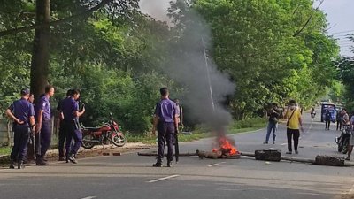 গুইমারায় সড়কে আগুন জ্বালিয়ে অবরোধ