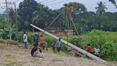 গ্যাস পাইপের ওপর পল্লী বিদ্যুতের খুঁটি থাকায় টাঙ্গাইল সদর, নাগরপুর ও দেলদুয়ার উপজেলার প্রায় দুই লাখ গ্রাহকের বিদ্যুৎ সরবরাহ বন্ধ রয়েছে