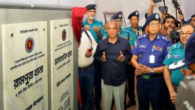 আদাবর, কদমতলী, ভাসানটেক, রমনা ও রামপুরা থানা ভবনের ভিত্তিফলক উন্মোচন শেষে মোনাজাত করেন স্বরাষ্ট্র উপদেষ্টা