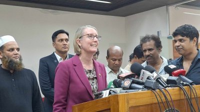 সাংবাদিকদের সঙ্গে কথা বলছেন সারাহ কুক