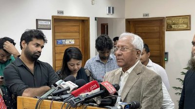 সাংবাদিকদের সঙ্গে কথা বলছেন সিনিয়র সচিব আখতার আহমেদ