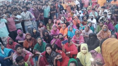 শ্রমিকরা কারখানার সামনে অবস্থান নিয়ে বিক্ষোভ করেন