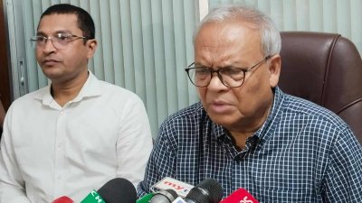 সাংবাদিকদের সঙ্গে কথা বলছেন রুহুল কবির রিজভী