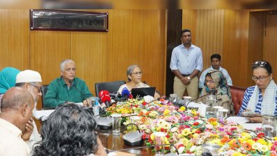 সংবাদ সম্মেলনে বক্তব্য রাখছেন উপদেষ্টা ফরিদা আখতার