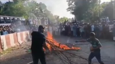 নুরাল পাগলার জ্বলন্ত লাশে খড়ি দিচ্ছে যুবক