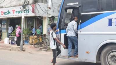 চার দিন ধরে চলা দূরপাল্লার বাস ধর্মঘট প্রত্যাহার করা হয়েছে