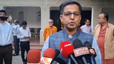 মির্জাপুরে দানবীর রণদা প্রসাদ সাহার পূজামণ্ডপ পরিদর্শন করতে এসে সাংবাদিকদের সঙ্গে কথা বলেন ভারতীয় হাইকমিশনার প্রণয় ভার্মা