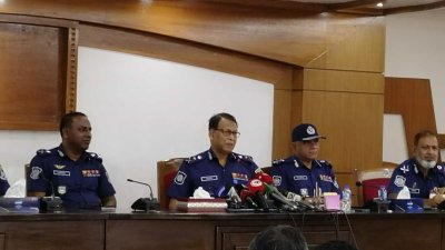 পুলিশ সদর দফতরে সংবাদ সম্মেলনে আইজিপি বাহারুল আলম