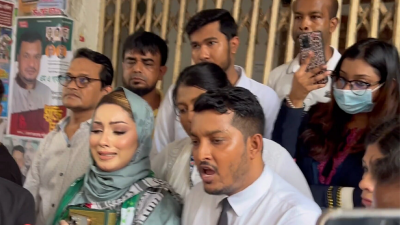 আদালত প্রাঙ্গণে অঝোরে কাঁদছেন মেঘনা আলম