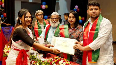 সনদ বিতরণ করছেন তথ্য উপদেষ্টা