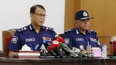 সংবাদ সম্মেলনে কথা বলছেন পুলিশের মহাপরিদর্শক (আইজিপি) বাহারুল আলম