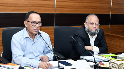 সাংবাদিকদের সঙ্গে কথা বলছেন স্বাস্থ্য সেবা বিভাগের সচিব মো. সাইদুর রহমান
