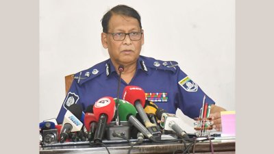 সংবাদ সম্মেলনে কথা বলছেন পুলিশের মহাপরিদর্শক (আইজিপি) বাহারুল আলম