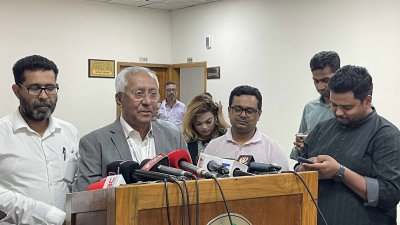 গণমাধ্যমকে ব্রিফ করেন ইসি সচিবালয়ের সিনিয়র সচিব আখতার আহমেদ