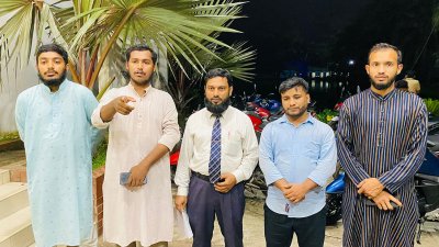 নোবিপ্রবি শাখা শিবিরের পক্ষ থেকে অভিযোগটি দায়ের করেন বিশ্ববিদ্যালয়ের শিক্ষার্থী আবু সাঈদ
