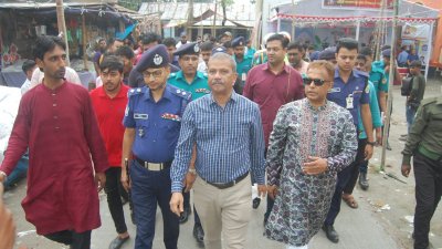 দুপুরে বরিশাল নগরীর নতুন বাজার-সংলগ্ন শংকর মঠ পূজামণ্ডপ পরিদর্শন করেন আইন উপদেষ্টা