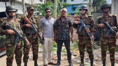 দুপুরে হাটহাজারী উপজেলার মদুনাঘাট এলাকা থেকে তাকে গ্রেফতার করা হয়
