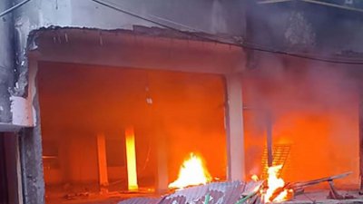 লক্ষ্মীপুর-২ (রায়পুর) আসনের সাবেক সংসদ সদস্য নুর উদ্দিন চৌধুরী নয়নের বাসায় আবার অগ্নিসংযোগ করেছে একদল লোক