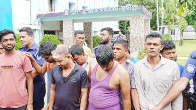 কুমিল্লায় আন্তজেলা ‘ডাকাত দলের প্রধান’ শাহ আলম দুলাল (৪৮) ও তার ১৩ সহযোগীকে দেশি অস্ত্রসহ গ্রেফতার