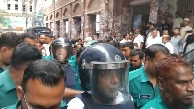 আদালত চত্বরে কবিরুল হক মুক্তি