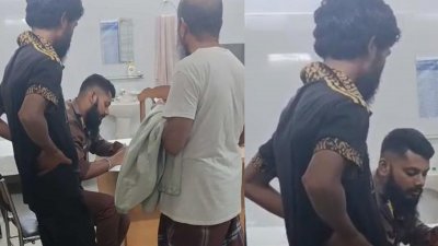 ময়মনসিংহ মেডিক্যাল কলেজ হাসপাতালের জরুরি বিভাগের মেডিক্যাল কর্মকর্তার কক্ষে চেয়ারে বসে এক রোগীকে ভর্তির টিকিট পূরণ করে দিচ্ছেন সিকিউরিটি গার্ড