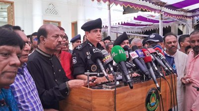 নারায়ণগঞ্জ শহরের রামকৃষ্ণ মিশন আশ্রম পরিদর্শন শেষে সাংবাদিকদের সঙ্গে কথা বলেন র‌্যাবের মহাপরিচালক এ কে এম শহিদুর রহমান