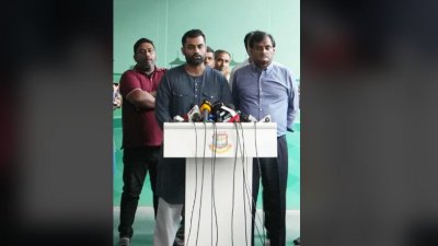 সংবাদ সম্মেলনে তামিম ইকবাল।