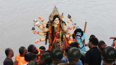 বিজয়া দশমীতে চোখের জলে দেবী দুর্গাকে বিসর্জন দিচ্ছেন ভক্তরা