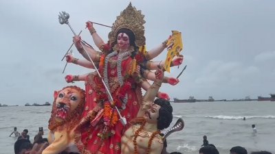 প্রতিমা বিসর্জনের মধ্য দিয়ে শেষ হলো এবারের শারদীয় দুর্গাপূজা