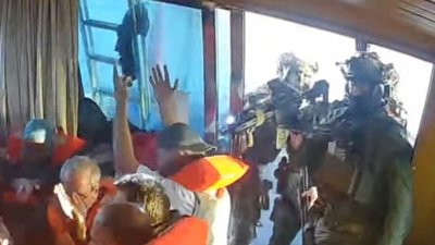 গ্লোবাল সুমুদ ফ্লোটিলার একটি জাহাজ আটক করে, সেখানে থাকা মানবাধিকার কর্মীদের ঘিরে রেখেছে ইসরায়েলি সেনারা। ছবি: রয়টার্স।