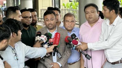 সাংবাদিকদের সঙ্গে কথা বলছেন হুমায়ুন কবির