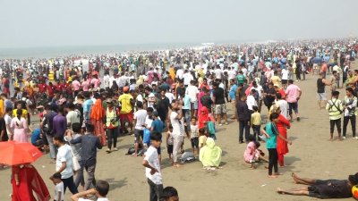 কক্সবাজার সৈকতে পর্যটকদের ঢল